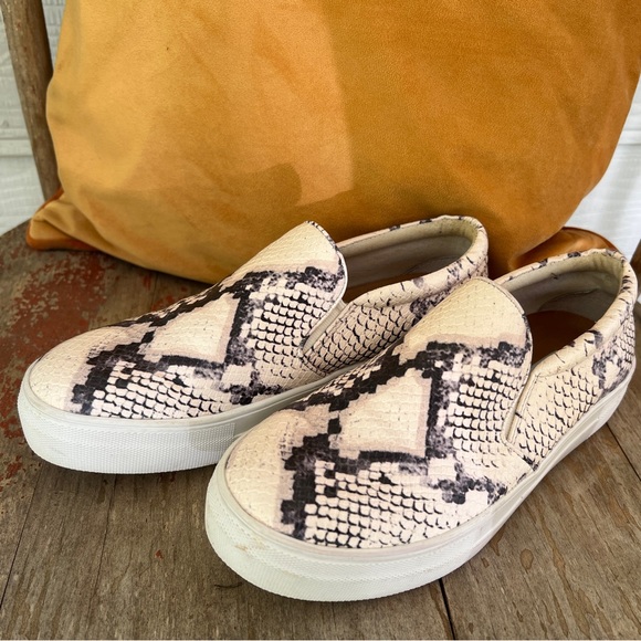 steve Madden Gills slip on sneakers. - Picture 2 of 4